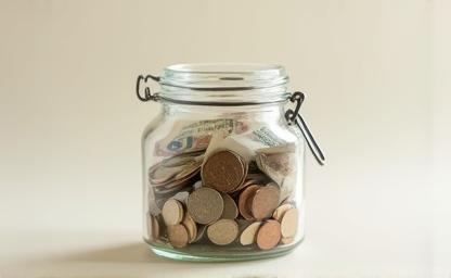 Megtakarítást szimbolizáló kép: érmék befőttes üvegben